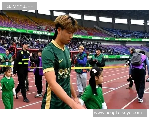 足球明星追忆母亲温暖瞬间与成长之路的感人故事